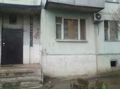 Пятилетний ребенок из Новочеркасска был избит 10-летним мальчиком в подъезде 