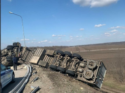 Фура с мандаринами перевернулась на трассе в Ростовской области