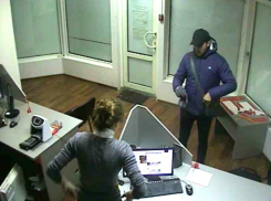 Угрожая убийством, мужчина заставил женщину из ростовской фирмы отдать выручку