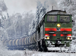 Смертельные травмы под колесами подающего сигналы поезда получил мужчина в Ростовской области