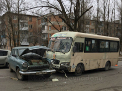 Двое человек серьезно пострадали в ДТП с маршруткой и раритетной «Волгой» в Ростове