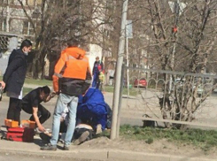 Мужчина упал замертво на глазах у прохожих на полпути к автобусной остановке в Ростове