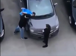 Жильцы многоэтажки снимали разборку на видео и не вызывали полицию в Ростове