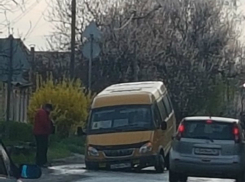 Новая маршрутка провалилась в «поплывший» асфальт на дороге Ростовской области 