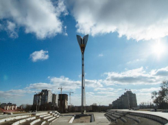 К стеле на Театральной площади в Ростове подведут газ и подсветят бассейн