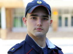 Мужчина, страдающий от жары, умолял спасти его жизнь и получил помощь от молодого курсанта МВД