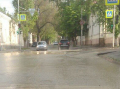 Зловонная река затопила улицы в Пролетарском районе Ростова