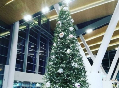 Шарами с мировыми флагами украсили новогоднюю елку в аэропорту Ростова-на-Дону