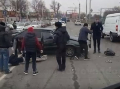 В Ростове машина сбила троих пешеходов, один погиб