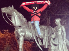 «Глумливую» акцию со статуей «не дождавшейся казачки» в Ростове устроили фанаты «Спартака»