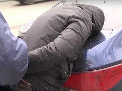 Задержание с поличным крупного бизнесмена-афериста с подельниками в порту Ростова попало на видео