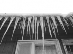 Дети на Малиновского бросают в прохожих сосульки