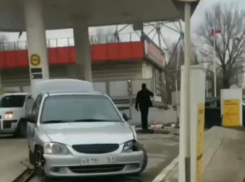 Огненным фейерверком могло закончится ДТП: авто за малым не влетело в заправку в Ростове