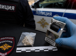 В Ростове полицейские задержали 26-летнюю девушку с наркотиками в пачке сигарет