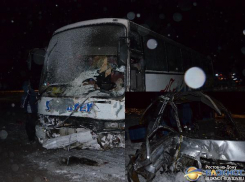 В Ростовской области 2 человека погибли, еще 6 ранены при столкновении двух автобусов. Фото