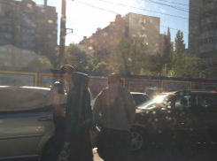 В массовом ДТП с участием четырех автомобилей в центре Ростова пострадала молодая женщина