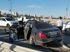 Движение на Ворошиловском мосту в Ростове парализовано из-за крупной аварии