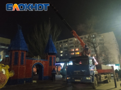 Власти Ростова «перекрасили» новогодний замок после жалобы жителей