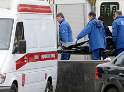 Выпавший из окна девятиэтажки мужчина умер по дороге в больницу Ростова