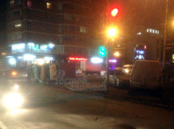 После ДТП с иномаркой грузовая «Газель» опрокинулась в Ростове