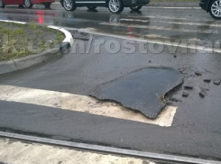 В первые минуты ливня в Ростове на Гвардейской площади поплыл асфальт