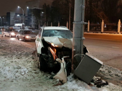 Таран столбу устроил коварно подрезанный Mercedes на скользкой дороге Ростова