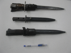 В ростовском аэропорту у курортника из Черногории изъяли редкие штык-ножи 