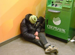 Ростовчан рассмешил «Герман Греф» в странном костюме, пробравшийся в Сбербанк 