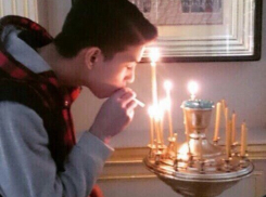 Подросток из Сальска похвастался фотографией, на которой он прикуривает от церковных свечей 