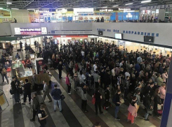 Сотни человек мучаясь в духоте и длинных очередях на вокзалах не могут выехать из Ростова