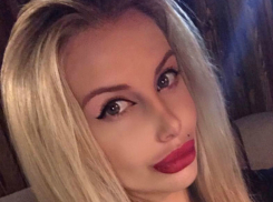Эффектная ростовская блондинка решила сделать на соблазнительном теле татуировку о путешествиях и алкоголе