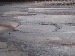 Глубокую яму подо льдом обнаружили на дорогах Ростова в Первомайском районе