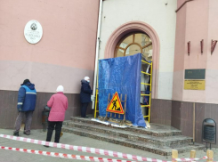 Вместо бетонных блоков у здания Ростовводоканала выставят живых охранников 