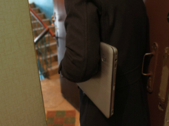 Телефон и ноутбук «ушли» вместе с друзьями от алко-матери, пока та успокаивала ребенка в Ростовской области