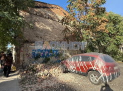 В Ростове стена старинного доходного дома обрушилась на Nissan