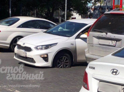 Иномарка провалилась в открытый люк в центре Ростова