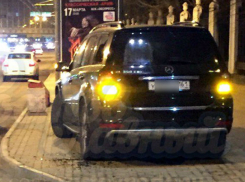 Припарковавшегося на тротуаре в Ростове автохама жестоко наказали и высмеяли