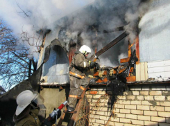 Мужчина и женщина заживо сгорели в своих домах в Ростовской области