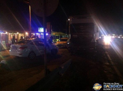 В Ростовской области «Хендай Солярис» врезался в припаркованный на обочине грузовик