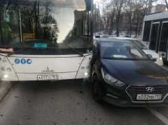 Пассажиры получили травмы при столкновении автобуса и иномарки в Ростове