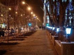 Новые яркие фонари установили на площади Советов 