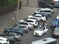 Устроившая дискотеку посреди дороги свадьба парализовала движение автомобилей в Ростове