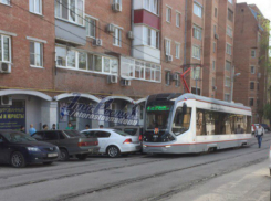 Автохам на дорогой иномарке парализовал движение трамваев в Ростове