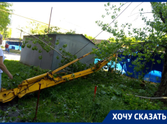 «Наш зеленый район хотят закатать в асфальт»: жильцы дома в Ростове, на который упал кран, пожаловались на соседнюю стройку