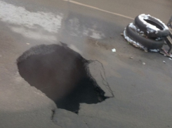 Огромная зияющая дыра в асфальте появилась на одной из улиц Ростова
