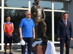 В Ростове открыли памятник легендарному донскому футболисту Виктору Понедельнику