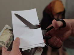 Мошенница из Ростовской области вручила пенсионеру в Воронеже вместо денег конверт с резаной бумагой