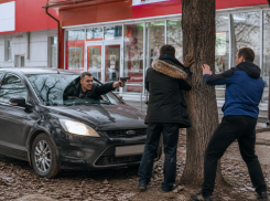 Жителя Новошахтинска отправили в колонию за попытку задавить людей возле магазина и угрозу оружием