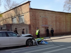 Девушка за рулем белоснежной иномарки врезалась в светофор на зебре в Ростове 