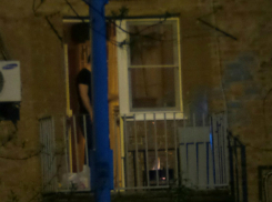 Жаркой шашлыков на балконе молодой житель Ростова вызвал зависть у соседей